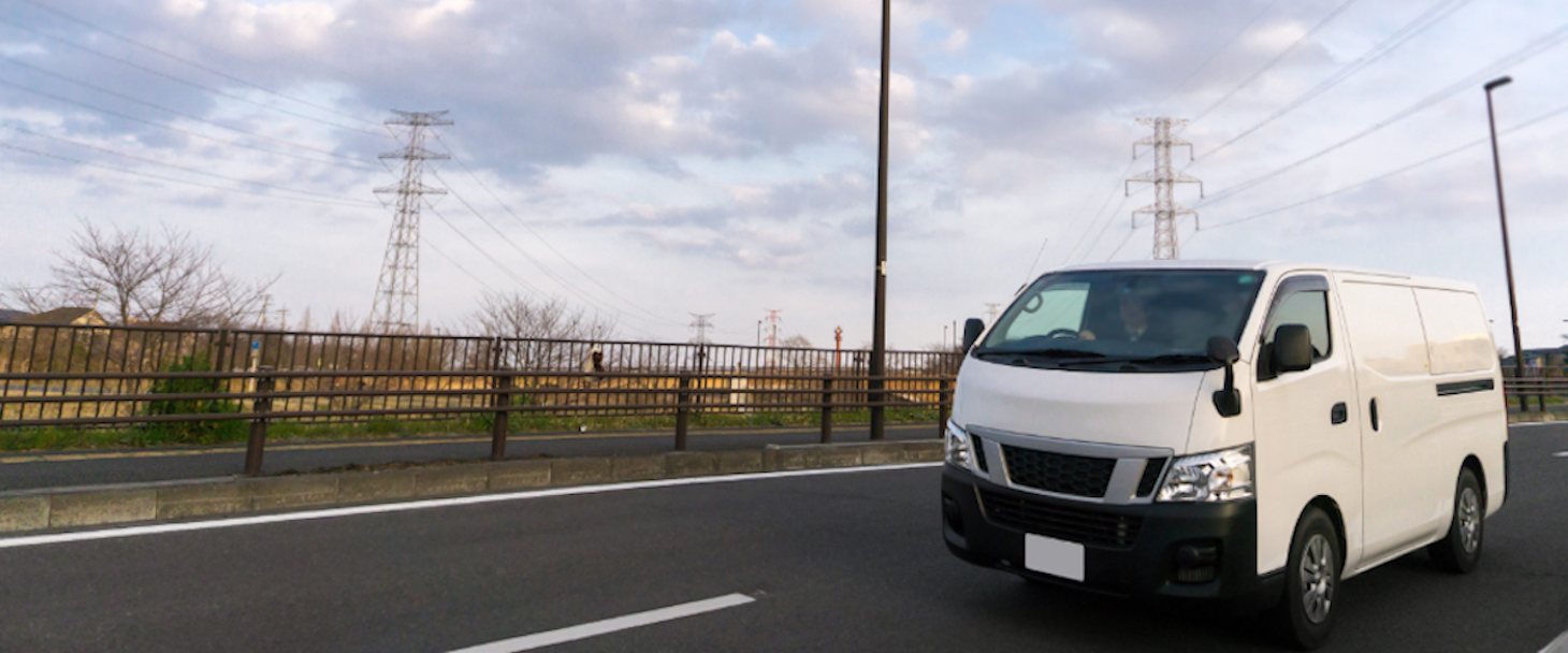 器材を車でお届けする様子